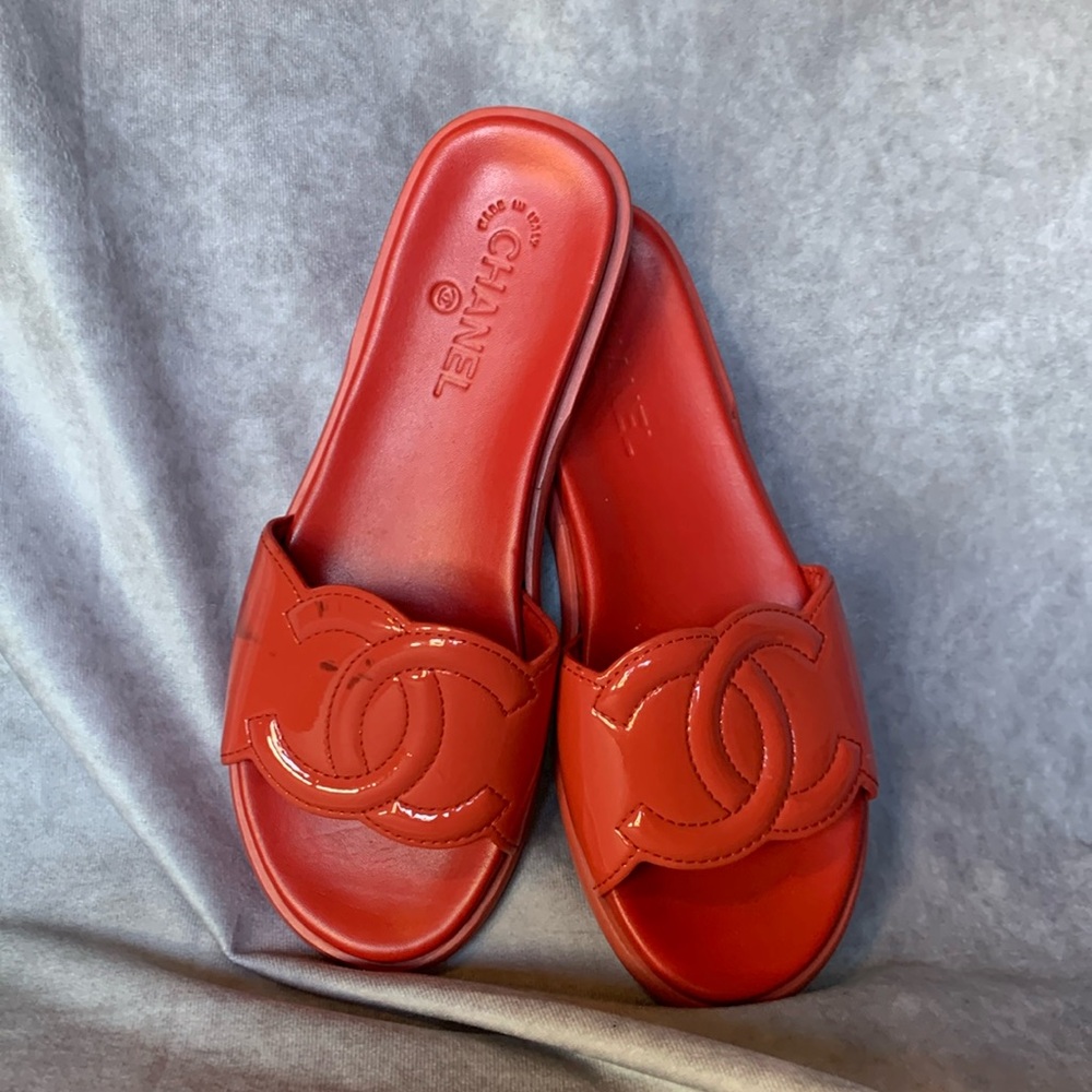 Chanel Cherry Red Patent Leather CC Slides Slipper Sandal Shoes Sz. 39.5